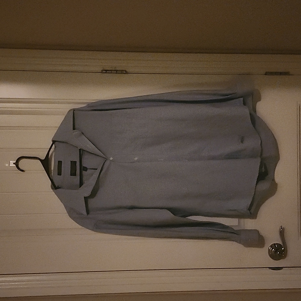 Long-sleeved dress shirt